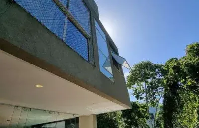 Casa em alphaville litoral norte i com 4|4, 04g e 510m² | terreno 760m² (p. fechada)