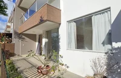 Apartamento térreo tipo garden com três quartos e varanda em buraquinho