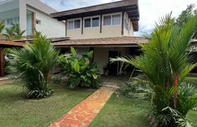 Linda casa com 6/4 seis quartos em condomínio fechado guarajuba bahia