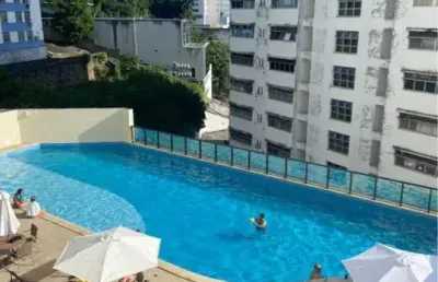 Apartamento em condomínio clube localização central