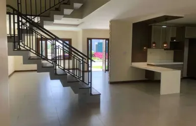 Oportunodade !! maravilhosa casa com 4 suítes, sendo 3 delas com closet