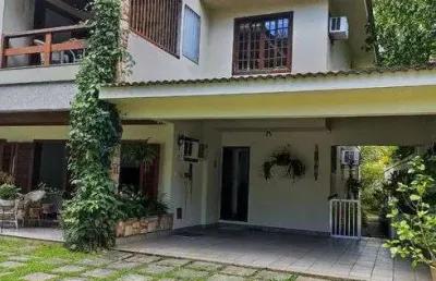 Casa de condomínio para aluguel possui 574 metros quadrados com 5 quartos
