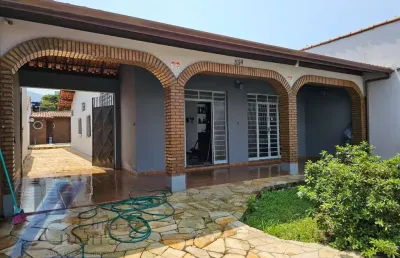 Ubatuba, centro - casa com 03 dormitórios, sendo 01 suíte, com terreno de 340 m2 e área de lazer.