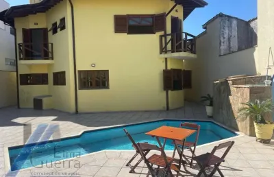 Ubatuba, centro - casa sobrado com 05 suítes e area de lazer.