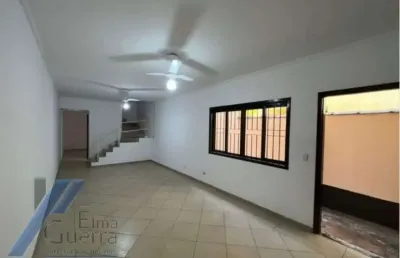 Ubatuba, centro - sobrado geminado com 03 dormitorios sendo 01 suite.