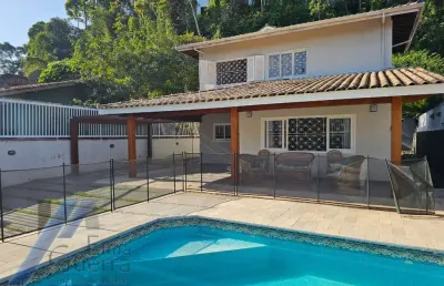 Ubatuba, parque vivamar - casa sobrado com 03 suites e área de lazer.