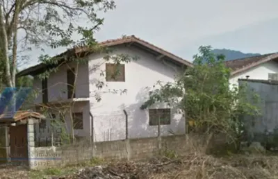 Ubatuba, ressaca - sobrado com 03 dormitórios, sendo 01 suíte.