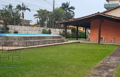 Ubatuba, toninhas - casa com 3 dormitórios sendo 01 suite, piscina e área gourmet a 600mts da praia.