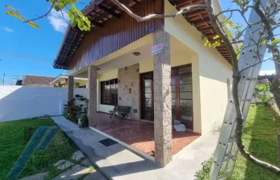 Ubatuba, cento - bela casa com 03 dormitórios, terreno de 422 m2 com edícula.