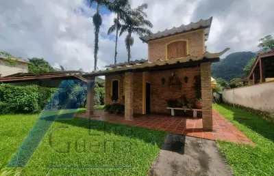 Ubatuba, ressaca - casa com 03 dormitórios, sendo 01 suíte.