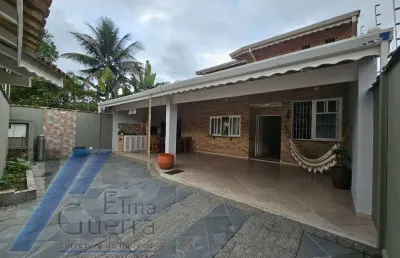 Ubatuba, itagua - casa sobrado com 03 dormitórios, sendo 01 suíte.