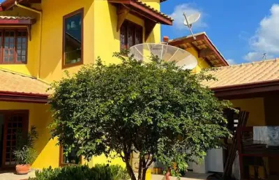 Ubatuba, jardim samambaia - casa com 04 dormitórios, sendo 02 suítes e area de lazer.