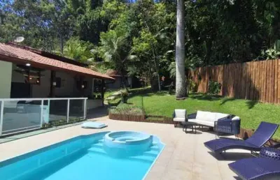 Ubatuba, toninhas - casa a 800m da praia com 04 dormitórios, sendo 02 suítes e area de lazer.