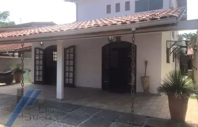 Ubatuba, itaguá - casa com 04 dormitórios, sendo 01 suíte.