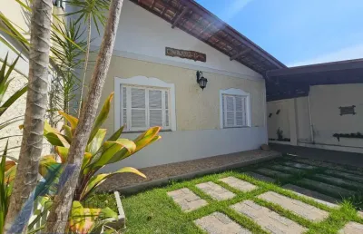 Ubatuba, centro - casa bem localizada próximo aos comercios com 02 quartos.