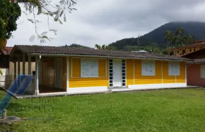 Ubatuba, toninhas, casa com 03 dormitórios sendo 01 suite, a 100 metros do mar.