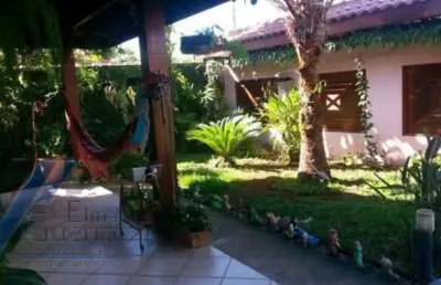 Ubatuba, praia grande - casa com 04 quartos sendo 03 suites, fica a 350 m2 do mar.