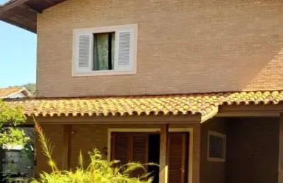Ubatuba, toninhas - belíssima casa sobrado  com 06 dormitorios seno 02 suítes a 60 metros da praia.!