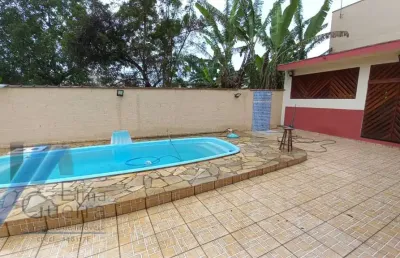 Ubatuba, centro- bela casa com 02 dormitórios sendo 01 suite, terreno de 540 m2 com piscina.