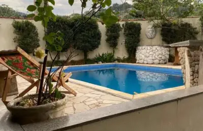 Ubatuba, jardim carolina - casa com 04 dormitórios sendo 02 suites e área de lazer.