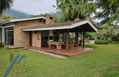 Ubatuba - condomínio pedra verde, lazaro - linda casa com 03 dormitórios sendo 02 suítes com área de lazer, à 100 metros do mar.