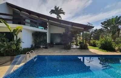 Ubatuba, itamambuca - casa com com 05 dormitorios sendo 04 suites com terreno 510 m2, à 100 metros do mar.
