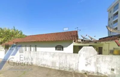 Ubatuba, pereque-açú - casa edicula de esquina com terreno de 357 m2 à 400 metros da praia.