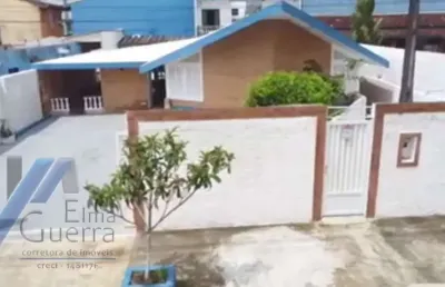 Ubatuba, praia grande - casa com 03 quartos sendo 01 suite, com área de lazer, fica a 350 m2 do mar.