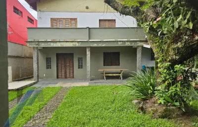 Ubatuba, itagua - casa sobrado bem localozado com 04 dormitórios a 100 metros do mar.