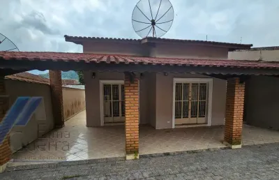 Ubatuba, pereque açu - casa bem localizada com 03 dormitorios sendo 01 suite.