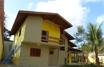 Ubatuba, jardim carolina - linda casa asobradada com 03 dormitórios, sendo 02 suites, com terreno de 366m2.