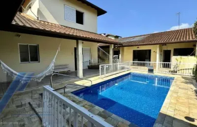 Ubatuba, ressaca - casa em condominio fechado com 03 dormitórios, sendo 02 sutes e piscina.