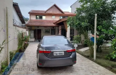 Ubatuba - pereque açu. casa sobrado com 03 suítes, a 400 metros da praia.