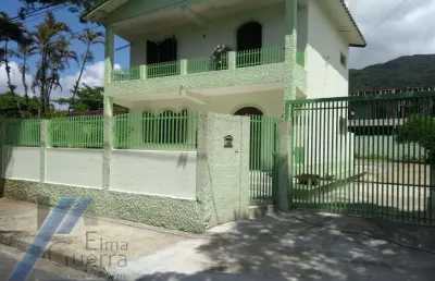 Ubatuba, pereque açu, casa sobrado com 03 dormitorios, apenas 150 metros da praia.
