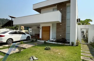 Ubatuba, ubatuba country - casa sobrado com 04 suítes, espaço gourmet na área de lazer.