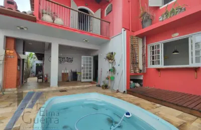 Ubatuba, cento - bela casa com 03 dormitórios sendo 01 suíte, com área de lazer, ideal para fins comerciais.