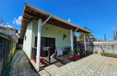 Ubatuba, cento - casa com 02 dormitórios sendo 01 suíte, terreno de 298 m2.