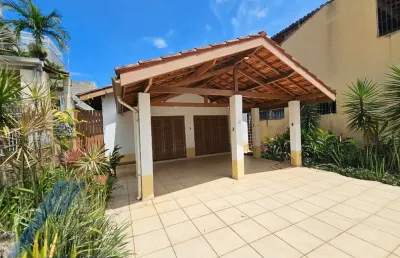 Ubatuba, itagua - casa bem localizada com 03 dormitórios à 50 metros da orla do itagua..