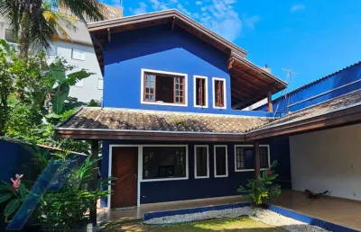 Ubatuba, centro - casa sobrado com 03 dormitórios sendo 02 suítes..