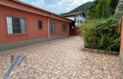 Ubatuba, ipiranguinha - casa com 03 dormitórios sendo 01 suíte com terreno de 356 m2.
