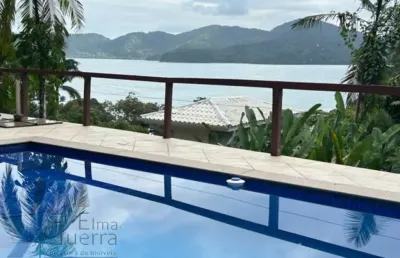 Ubatuba, domingas dias - casa com 05 dormitórios, sendo 04 suítes e área de lazer com vista para o mar.