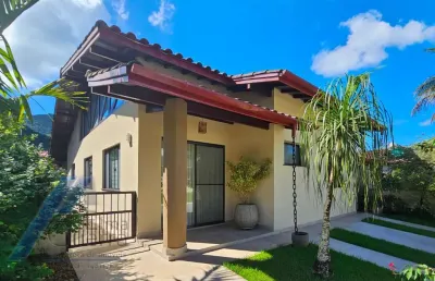 Ubatuba, horto - condomínio park hills, casa nova com 04 suítes e área de lazer.