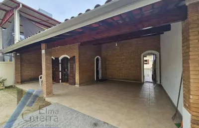Ubatuba, pereque açu - casa com 03 dormitórios sendo 01 suítes a 200 meros da praia.