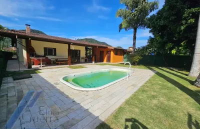 Ubatuba, horto - condomínio park hills, casa com 03 dormitórios sendo 01 suítes e área de lazer.
