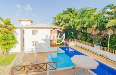 Imbassaí| village duplex com 127m²| mobiliado| 3 dormitórios| 3 vagas| piscina e garden