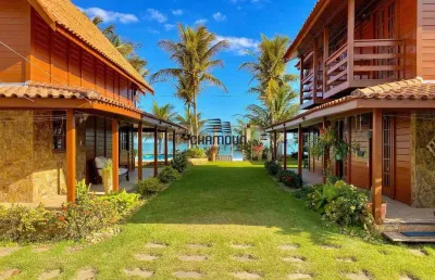 Duplex à beira-mar em santa mônica, guarapari: 2 casas, piscina e acesso direto à praia!