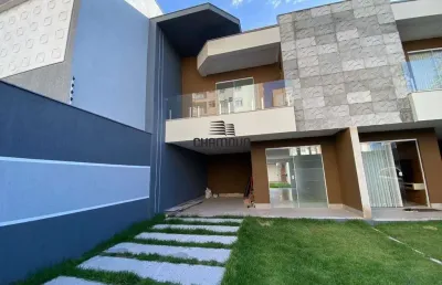 Casa duplex a venda na praia do morro com 3 quartos sendo 1 suite com closet e 2 vagas na garagem.