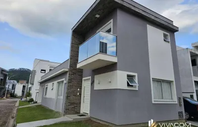 Casa em condomínio fechado, com área de lazer completa.