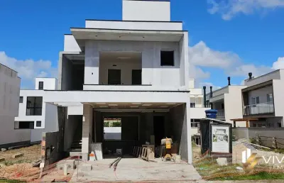 Casa em condomínio fechado, com área de lazer completa