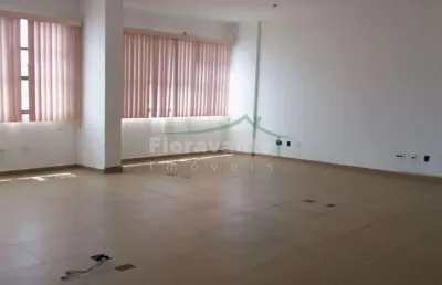 Sala comercial com bom espaço, bem funcional, ótima para quem trabalha com porto, alfândega , receita e polícia federal.